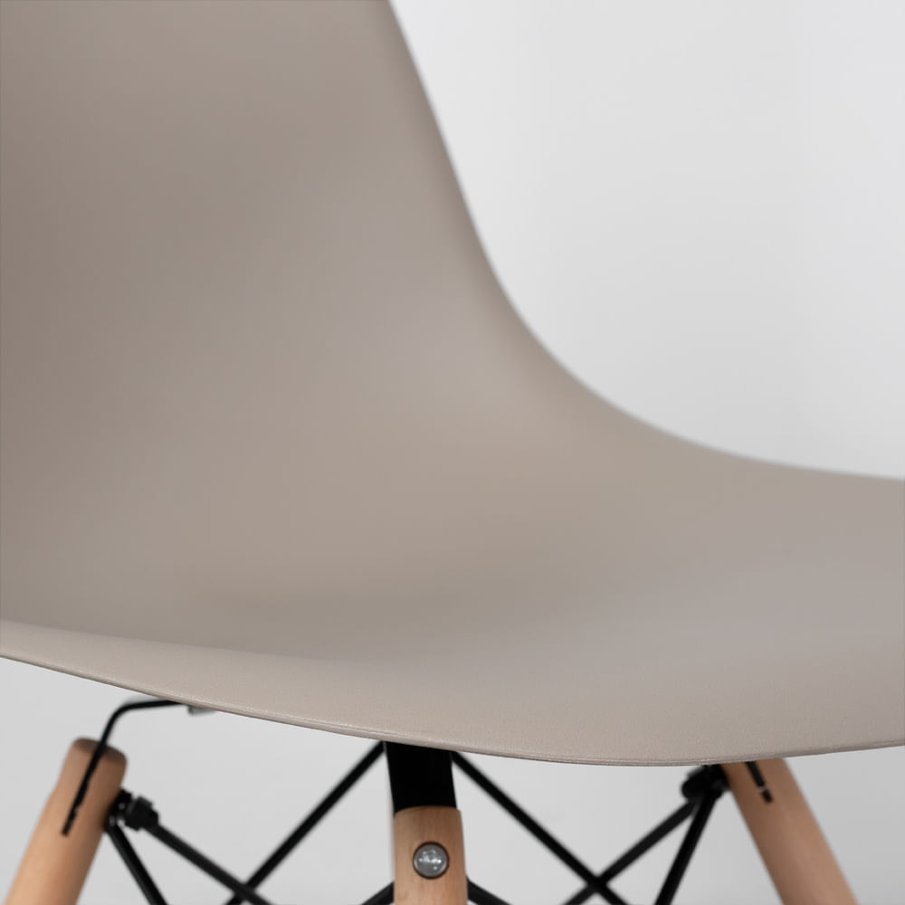 Cadeira--eames-eiffel-com-pes-em-madeira--fendi-detalhe-assento-base