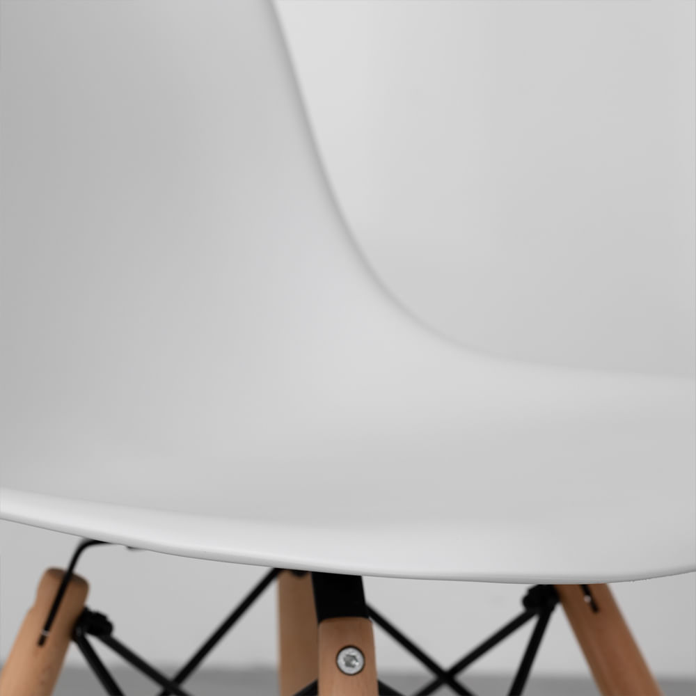 cadeira-eiffel-branca-base-madeira-detalhe-assento-lateral