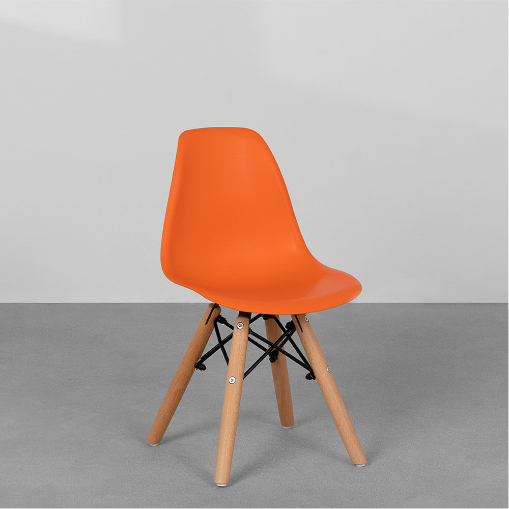 cadeira-eiffel-infantil-base-madeira-laranja-diagonal