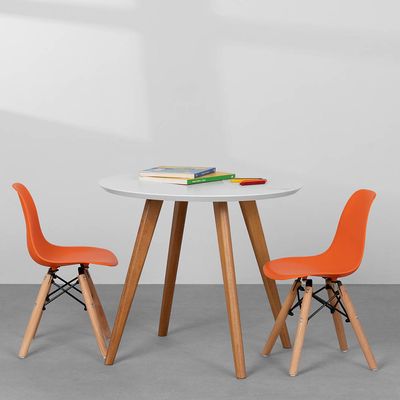cadeira-eiffel-infantil-base-madeira-laranja-ambiente