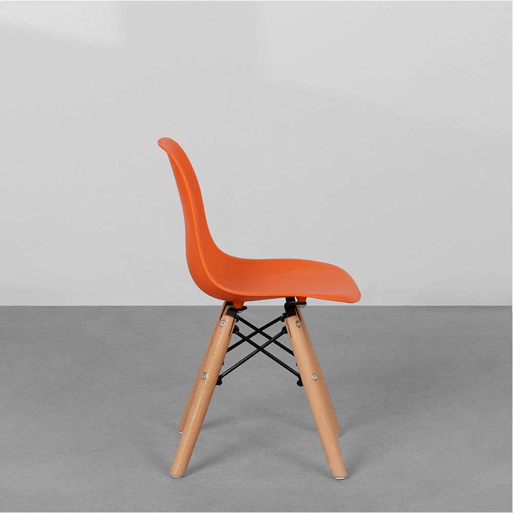 cadeira-eiffel-infantil-base-madeira-laranja-lateral