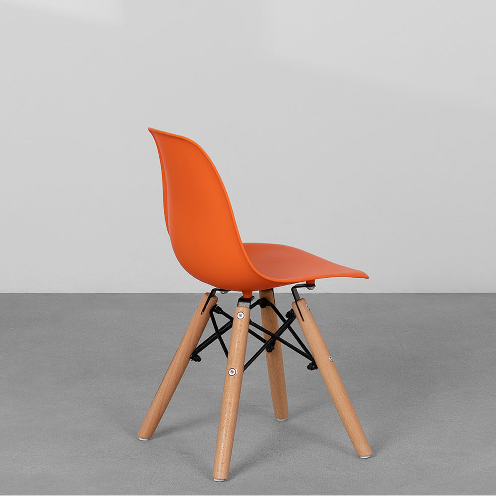 cadeira-eiffel-infantil-base-madeira-laranja-diagonal-traseira