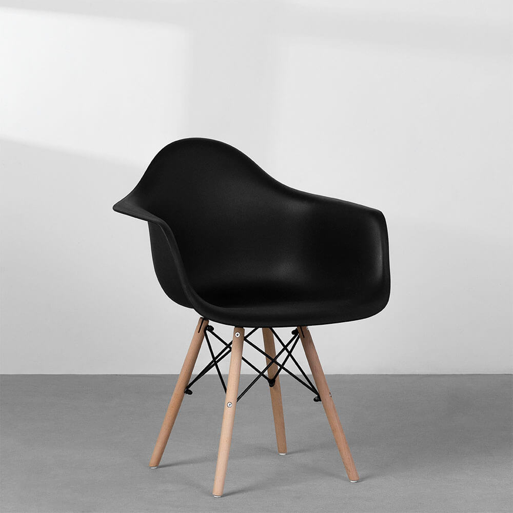 cadeira-eiffel-com-braco-base-madeira-preta-diagonal