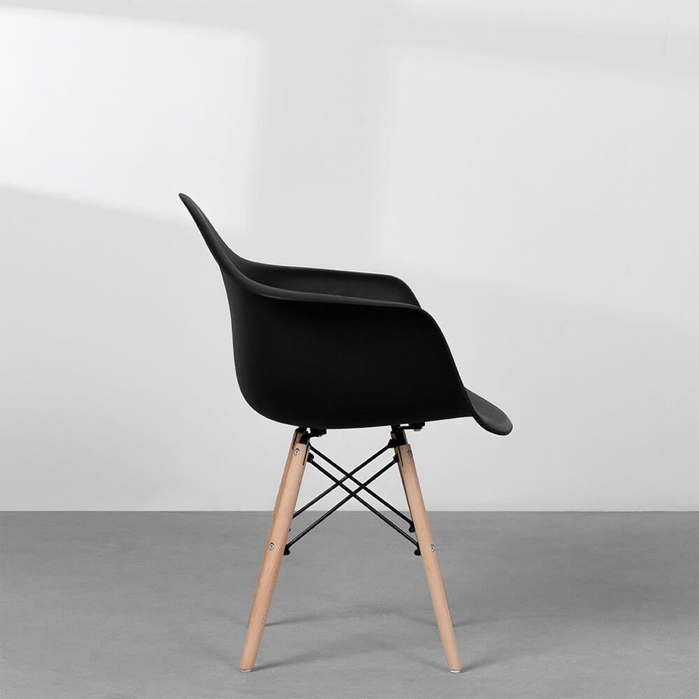 cadeira-eiffel-com-braco-base-madeira-preta-lateral