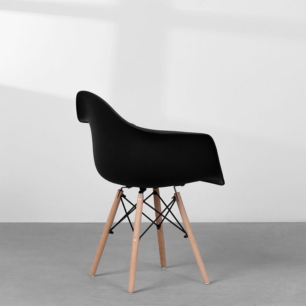 cadeira-eiffel-com-braco-base-madeira-preta-diagonal-traseira