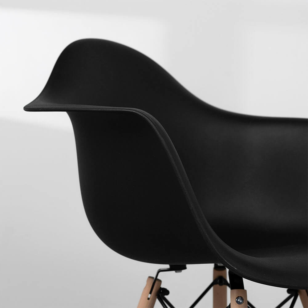 cadeira-eiffel-com-braco-base-madeira-preta-detalhe-assento