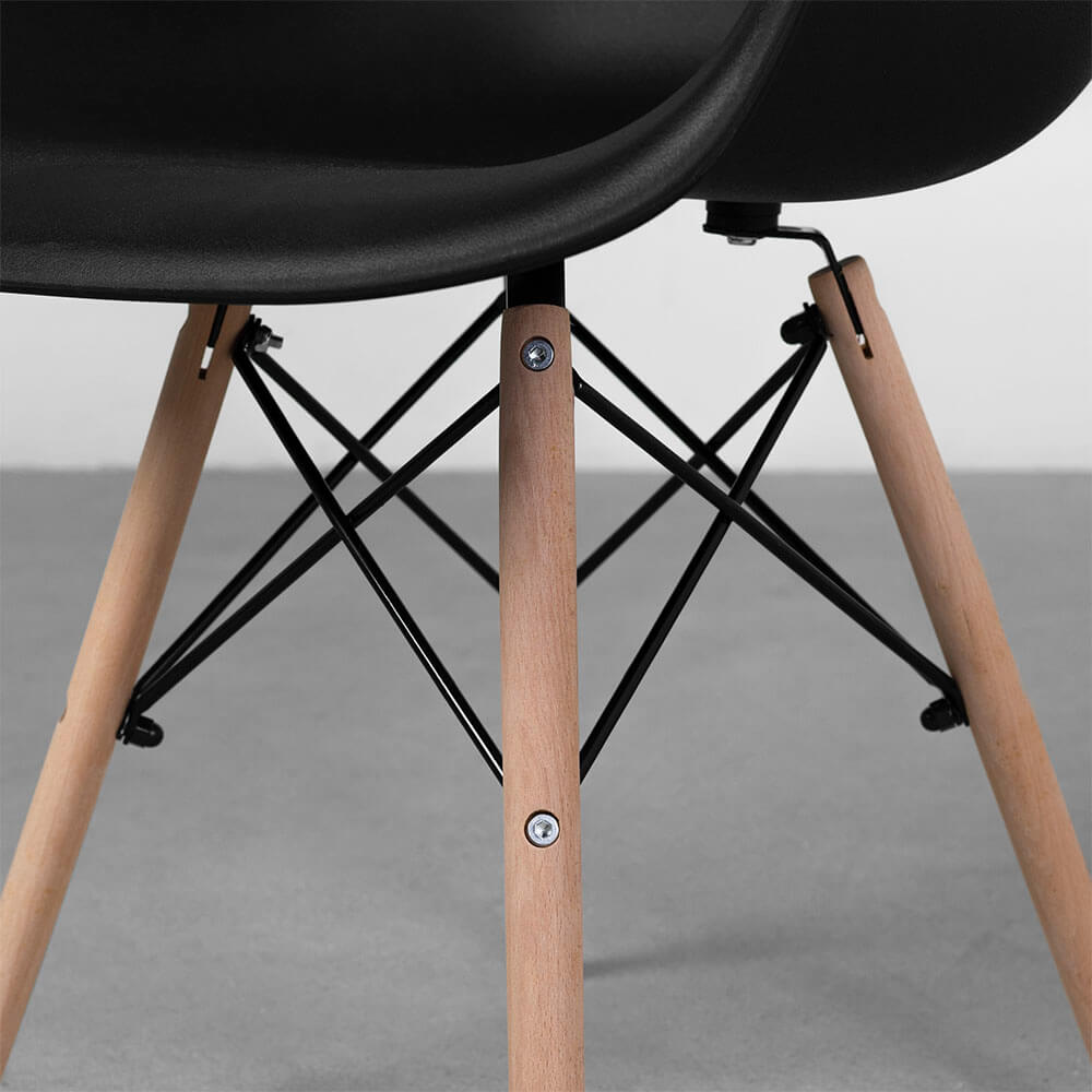 cadeira-eiffel-com-braco-base-madeira-preta-base