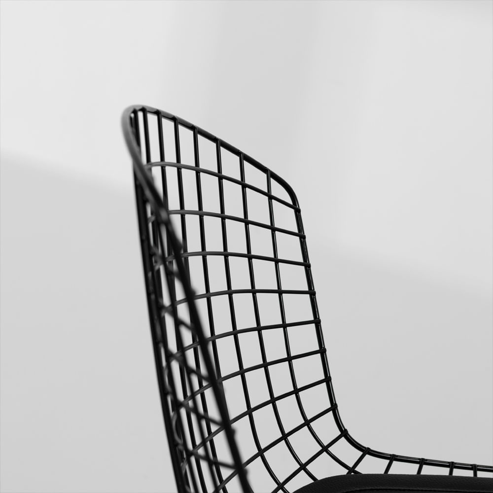 cadeira-bertoia-preta-com-assento-detalhe-encosto