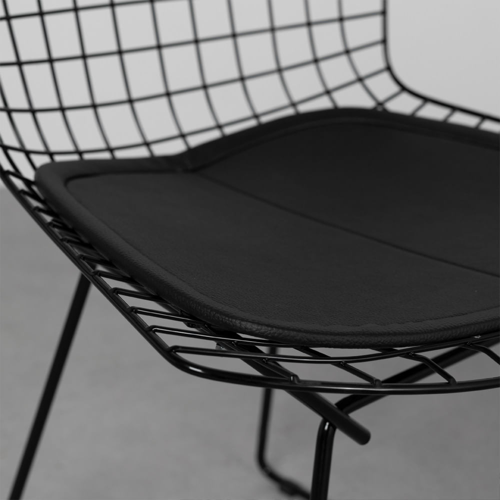 cadeira-bertoia-preta-com-assento-detalhe-estofado
