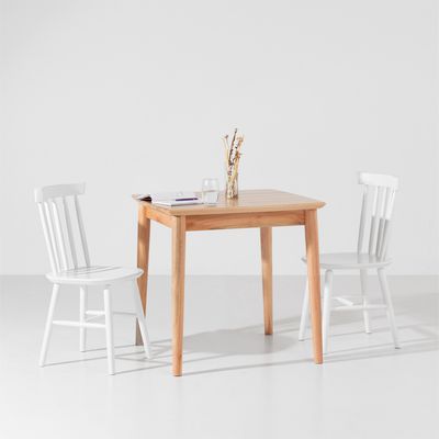 conjunto-mesa-mia-natural-80x80-com-2-cadeiras-mia-branco-ambiente