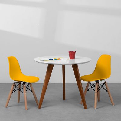 conjunto-mesa-mini-square-infantil-branca-com-2-cadeiras-eiffel-amarelas-ambiente