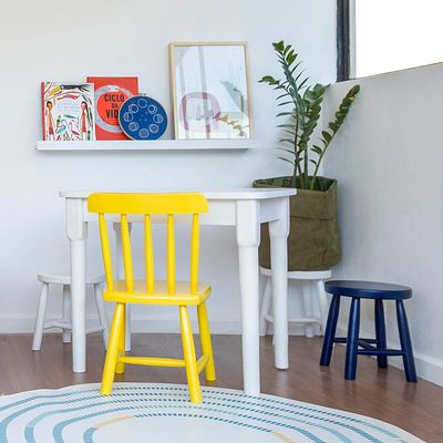 cadeira-mia-infantil-base-madeira-amarelo-ambiente