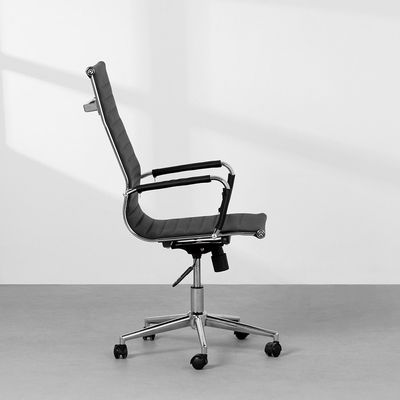 cadeira-de-escritorio-cromada-alta-preta-detalhe-lateral