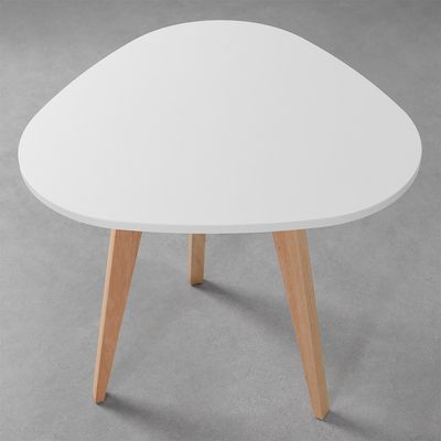 mesa-lateral-organik-triangular-62x60cm-branco-com-nozes-de-cima-2