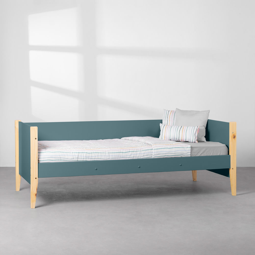 cama-sofa-noah-com-pes-em-madeira-natural-azul-fosco-diagonal