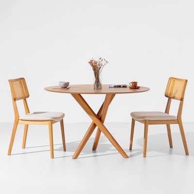 conjunto-mesa-de-jantar-thai-redonda-carvalho-americano---1,20m-+-2-cadeiras-lala-encosto-palha-natural-ambientada