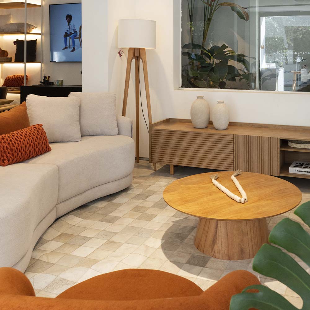 2024_sofa_orbe_capa_macro_croche_luminaria_kim_rack_chico_mesa_centro_dadi_colar_madeira_vaso_oval_sutil_vaso_oval