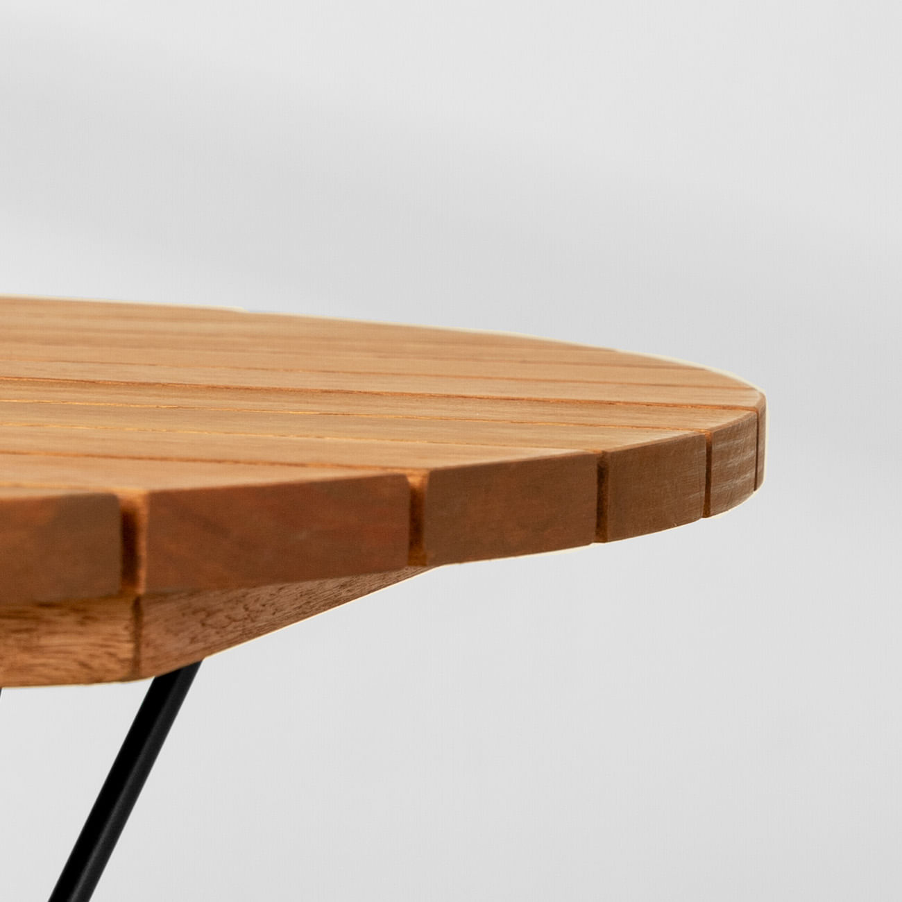 mesa-patio-redonda-preto-com-nozes-tampo