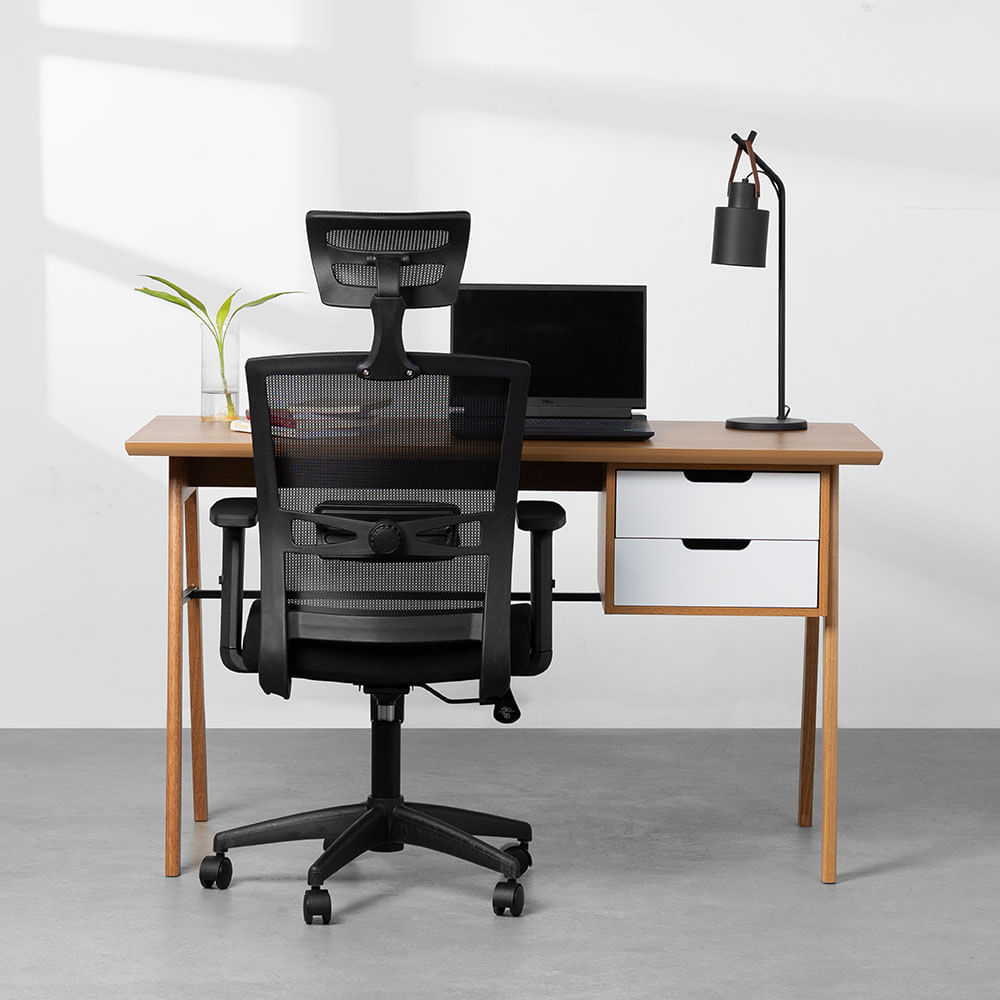 kit-escrivaninha-vintage-2-gavetas-freijo-e-branco-130---cadeira-de-escritorio-toledo-alta-preto-ambiente