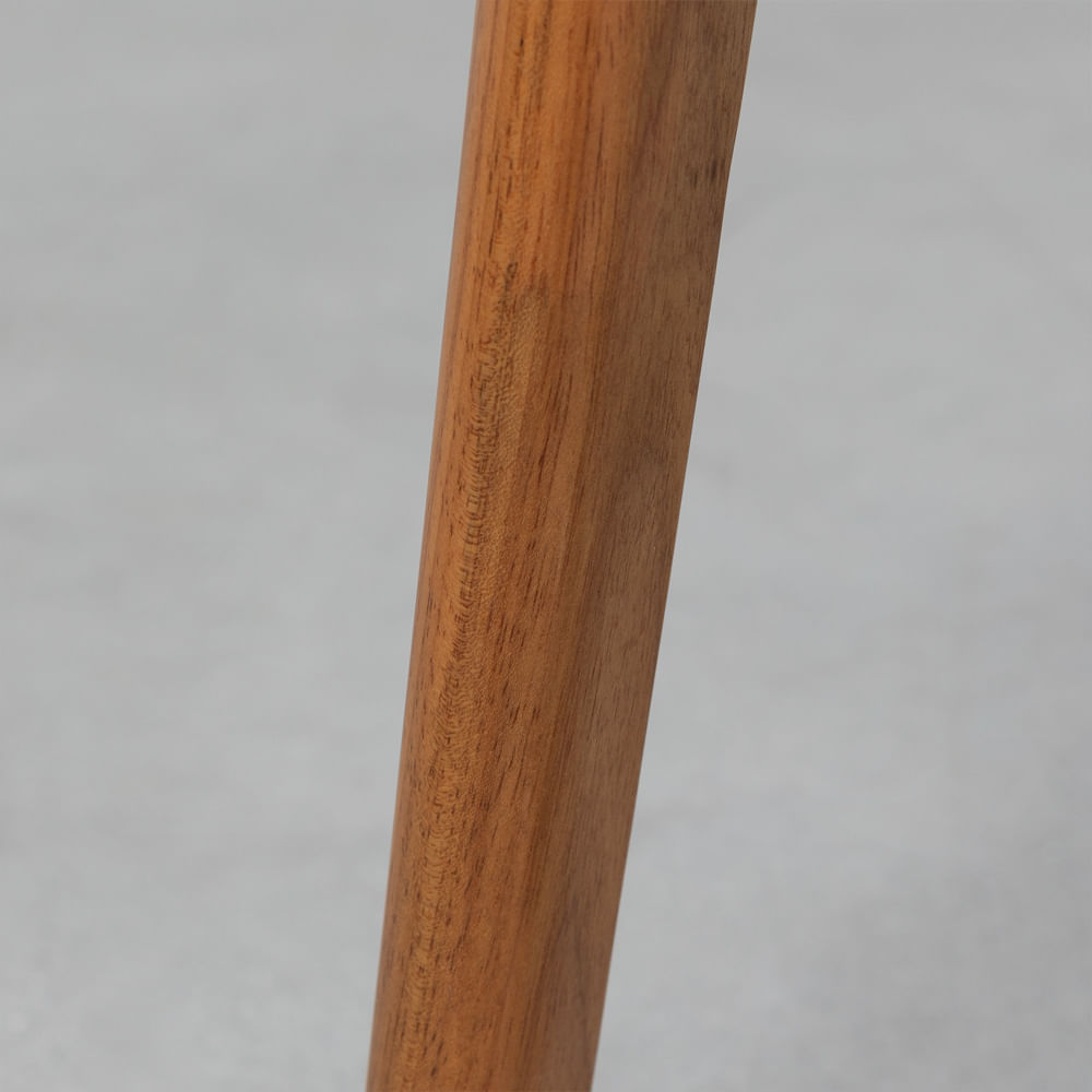 banco-bernardo-detalhe-pes-em-madeira