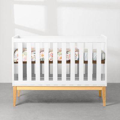 berco-mini-cama-retro-square-com-pes-em-madeira-natural-branco-frontal.jpg