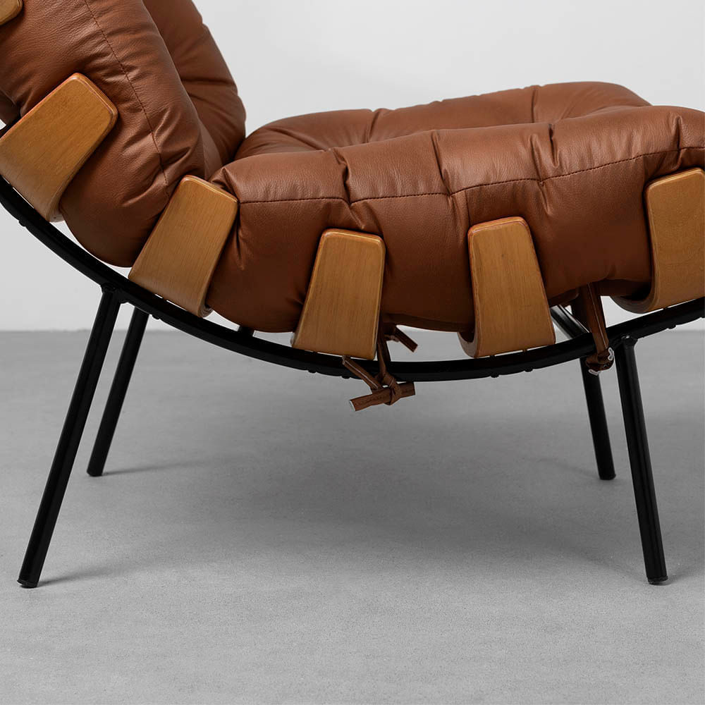 poltrona-com-puff-costela-caramelo-detalhe-base-e-pes