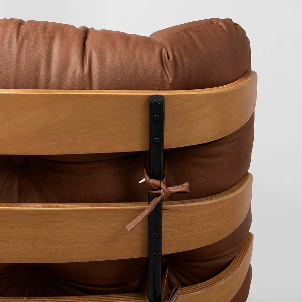 poltrona-com-puff-costela-caramelo-detalhe-encosto