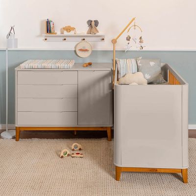 kit-quarto-infantil-boom-com-pes-square-mel---berco---comoda-4-gavetas-e-1-porta---areia-fosco