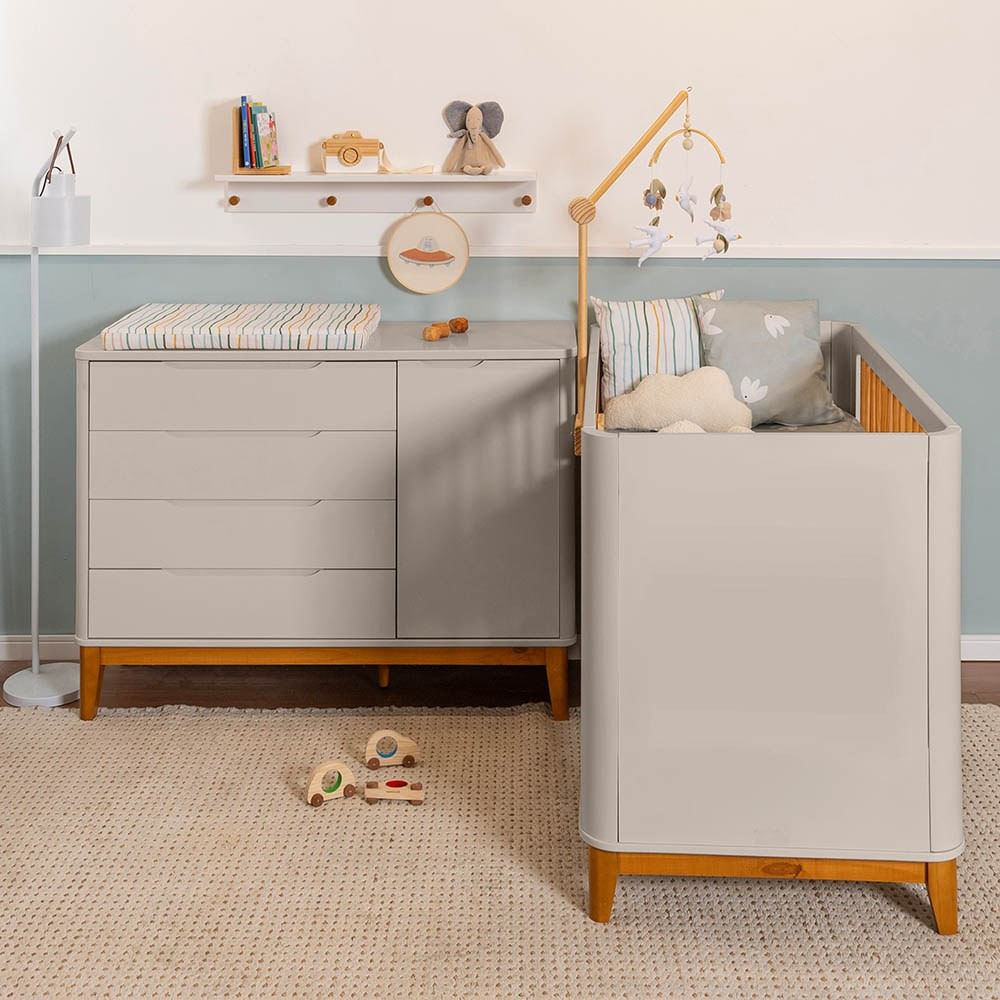 kit-quarto-infantil-boom-com-pes-square-mel---berco---comoda-4-gavetas-e-1-porta---areia-fosco