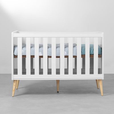 kit-quarto--infantil-theo-com-pes-retro-natural---berco---comoda-6-gavetas---guarda-roupa-2-portas---