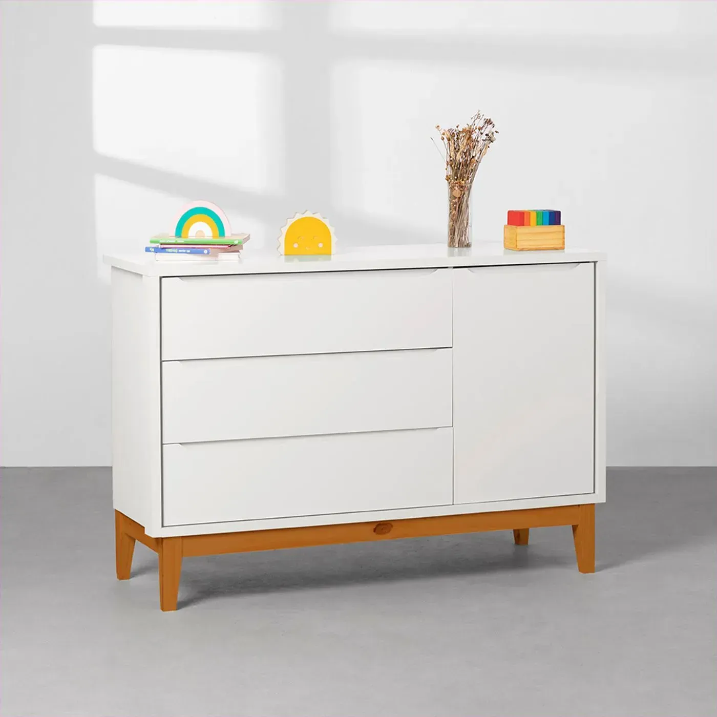 comoda-retro-theo-com-porta-e-pes-em-madeira-branco-fosco-ambientada