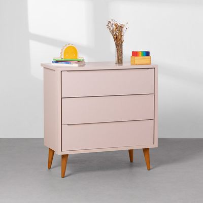 comoda-retro-theo-3-gavetas-e-pes-em-madeira-rosa-ambientada