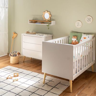 kit-quarto-theo-com-pes-retro-natural---berco---comoda-3-gavetas---branco-fosco