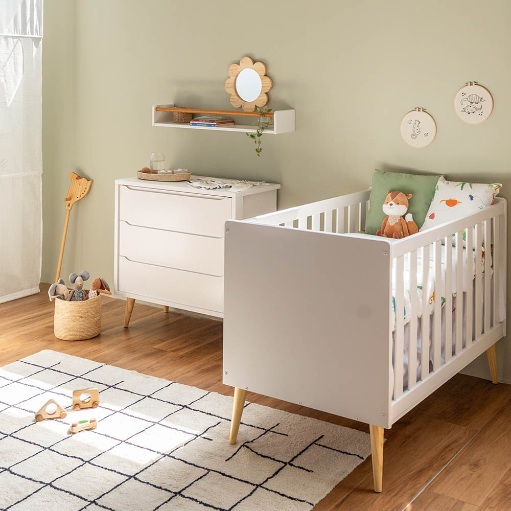 kit-quarto-theo-com-pes-retro-natural---berco---comoda-3-gavetas---branco-fosco