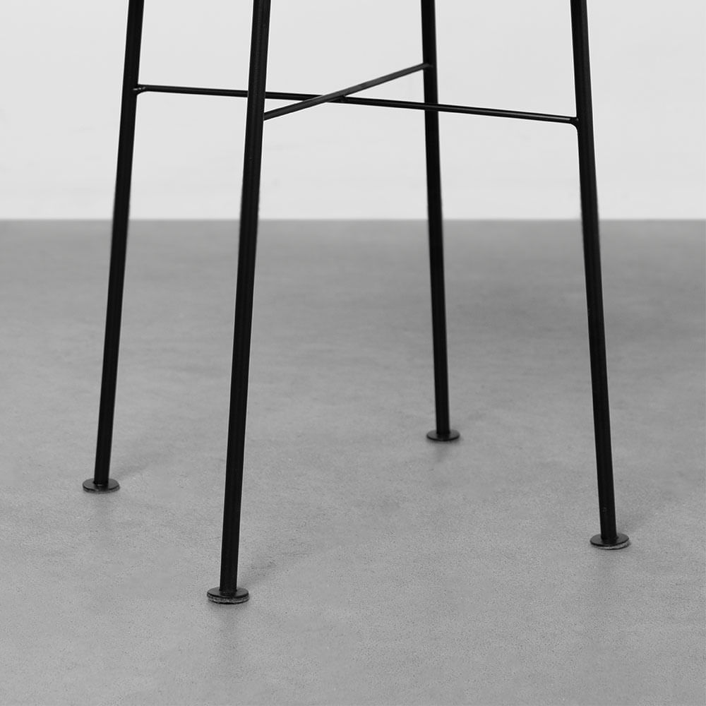 mesa-lateral-patio-redonda-47x38-preto-e-nozes-pes