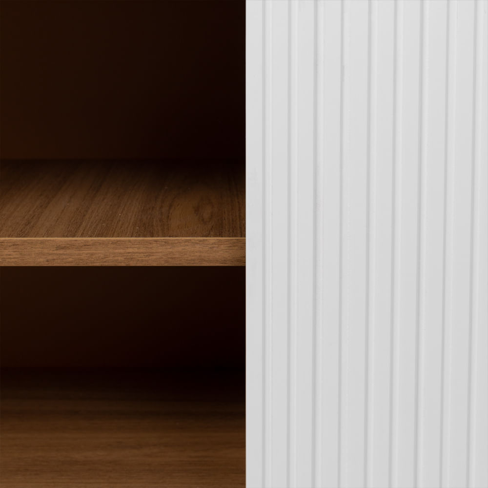 rack-case-corpo-louro-freijo-e-portas-brancas-detalhe-da-porta