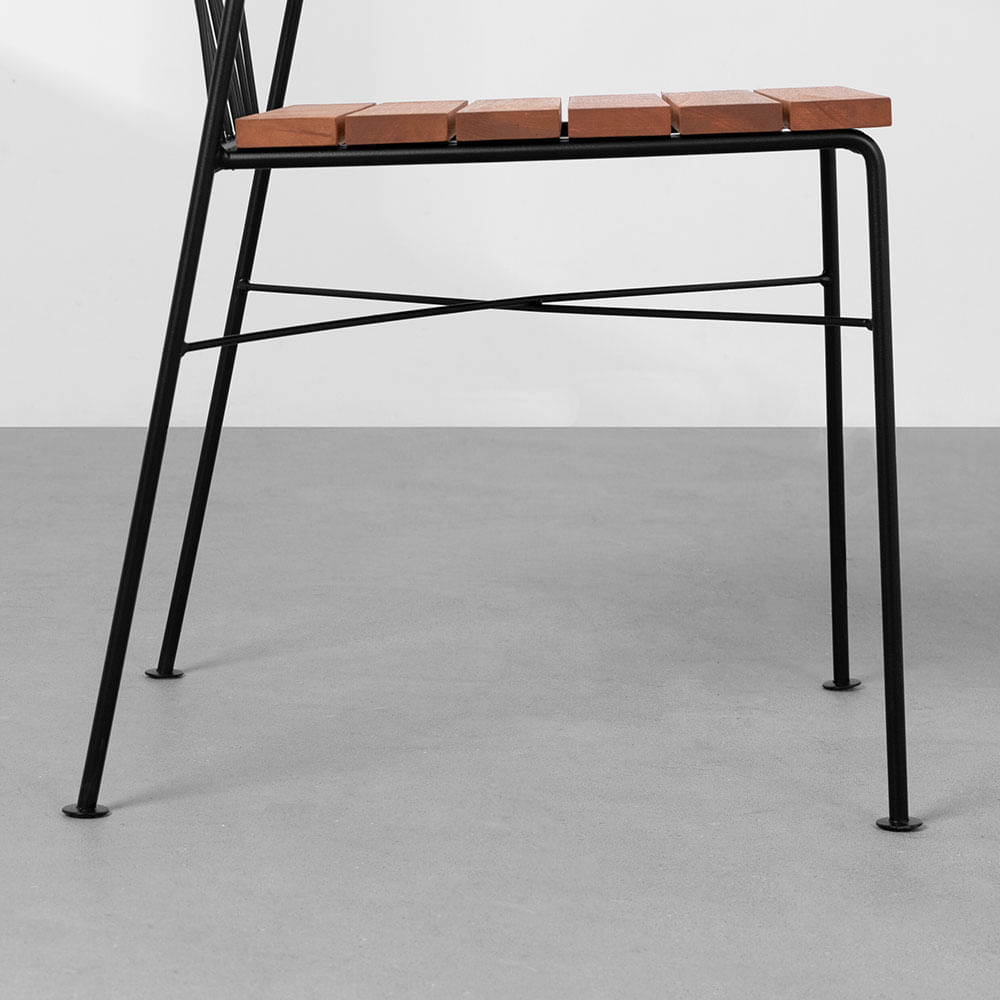cadeira-patio-preto-e-nozes-detalhe-pe
