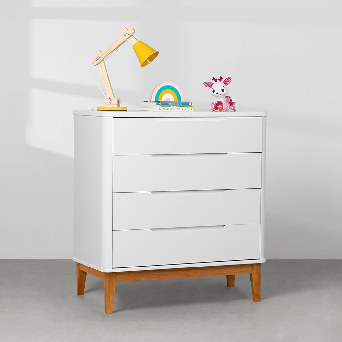 comoda-boom-square-4-gavetas-com-pes-em-madeira-branco-ambiente.jpg