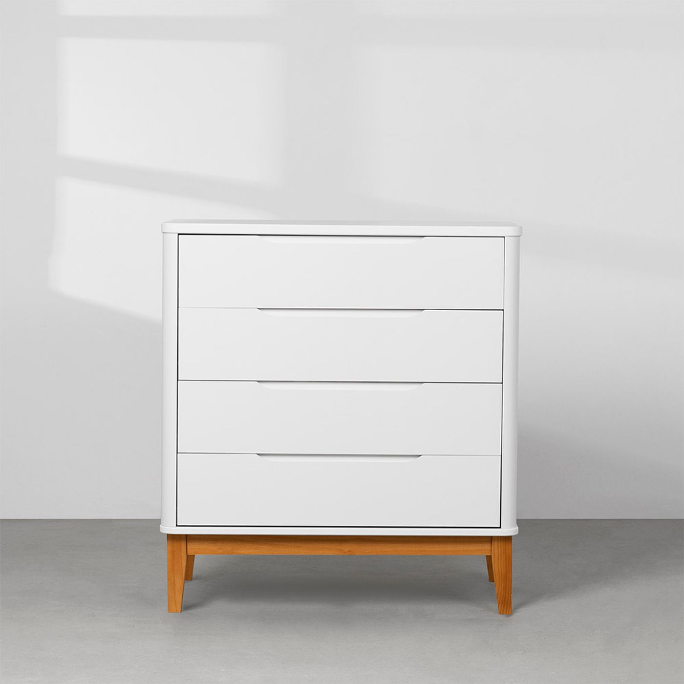 comoda-boom-square-4-gavetas-com-pes-em-madeira-branco-frontal.jpg