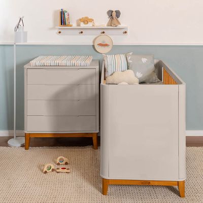 kit-quarto-infantil-boom-com-pes-square-mel---berco---comoda-4-gavetas---areia-fosco