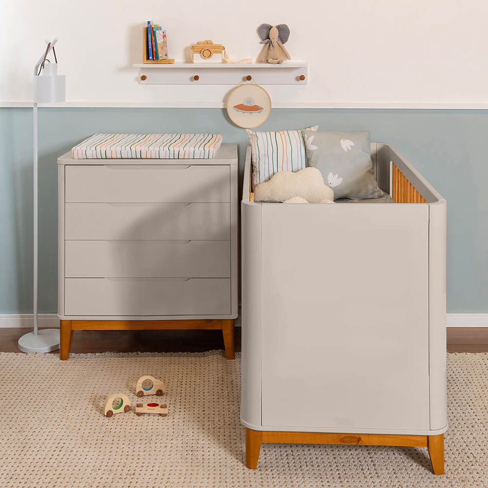kit-quarto-infantil-boom-com-pes-square-mel---berco---comoda-4-gavetas---areia-fosco