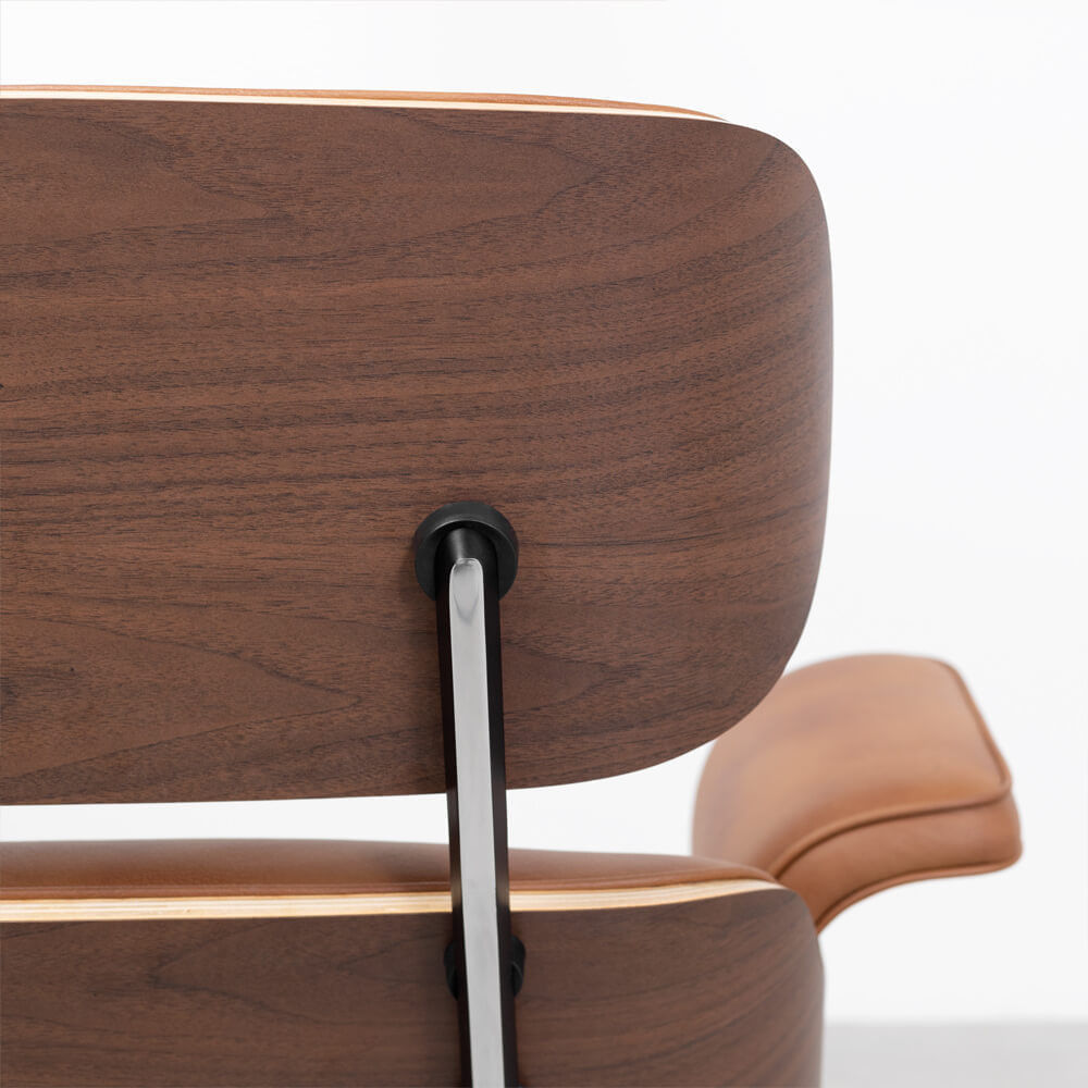 poltrona-charles-eames-com-puff-caramelo-costas