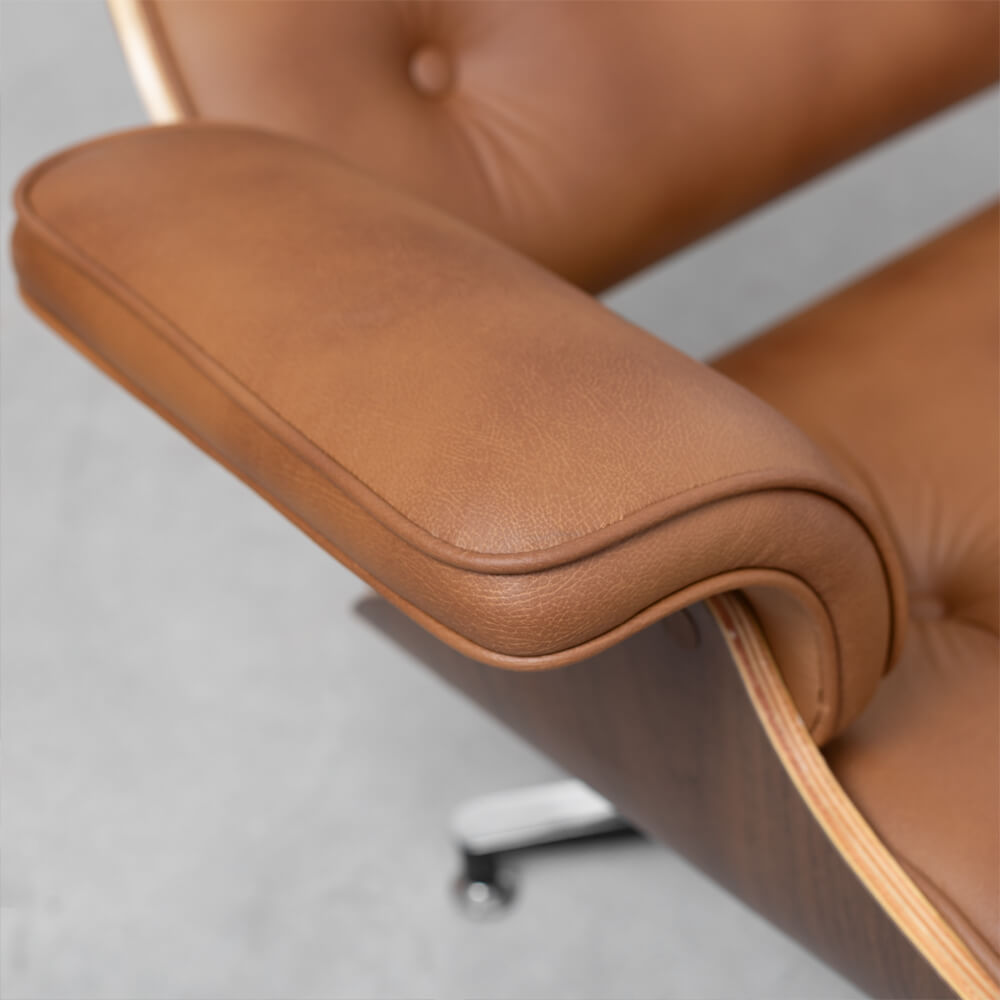 poltrona-charles-eames-com-puff-caramelo-oito-apoio-do-braco