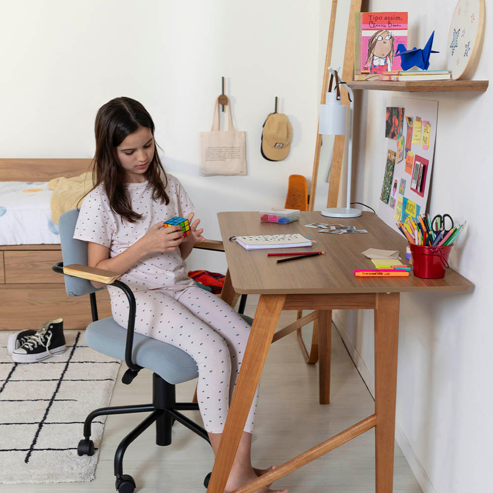 2024_escrivaninha_petit_freijo_cadeira_bart_luminaria_belt_prateleira_nala_bastidor_estrela