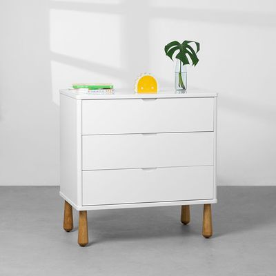 comoda-a-a-3-gavetas-pe-pingo-branco-ambientada